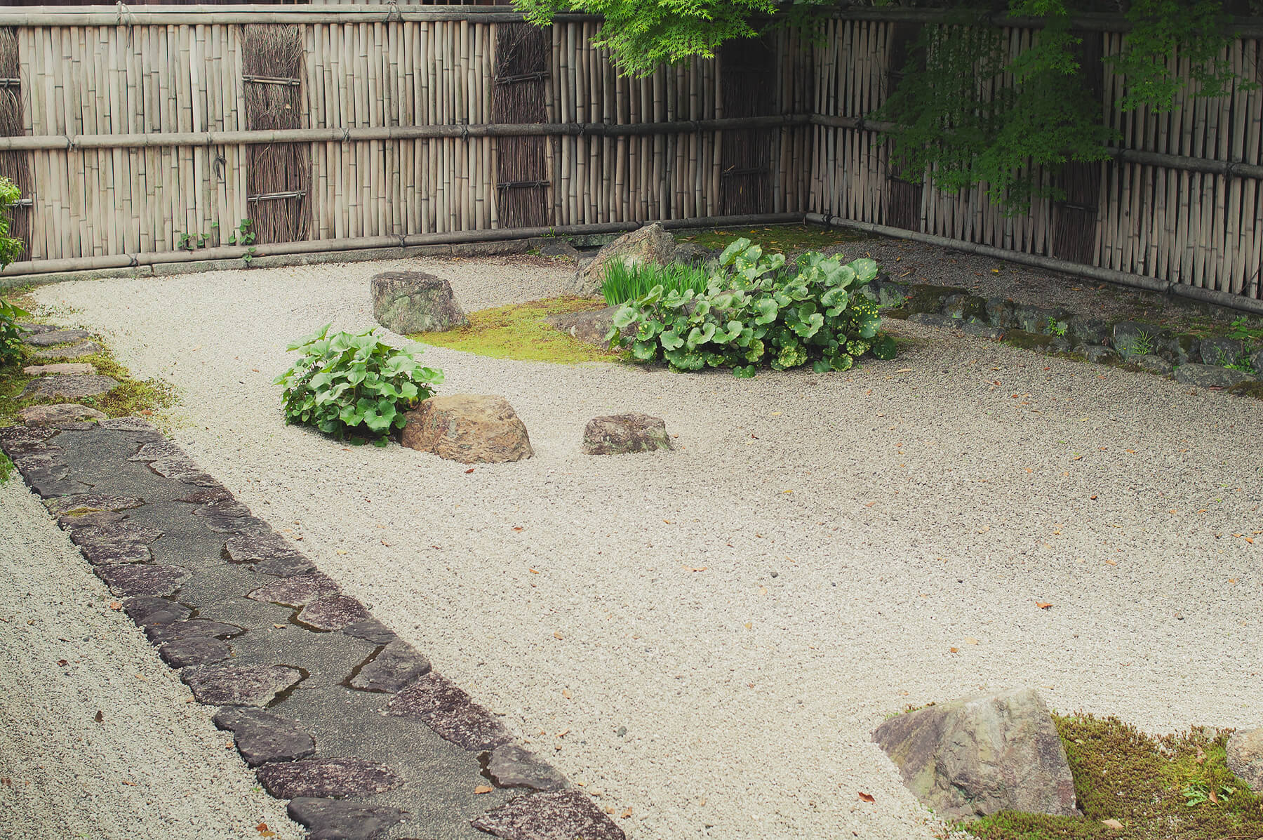 
          京都「南禅寺本坊」の庭園写真7
      