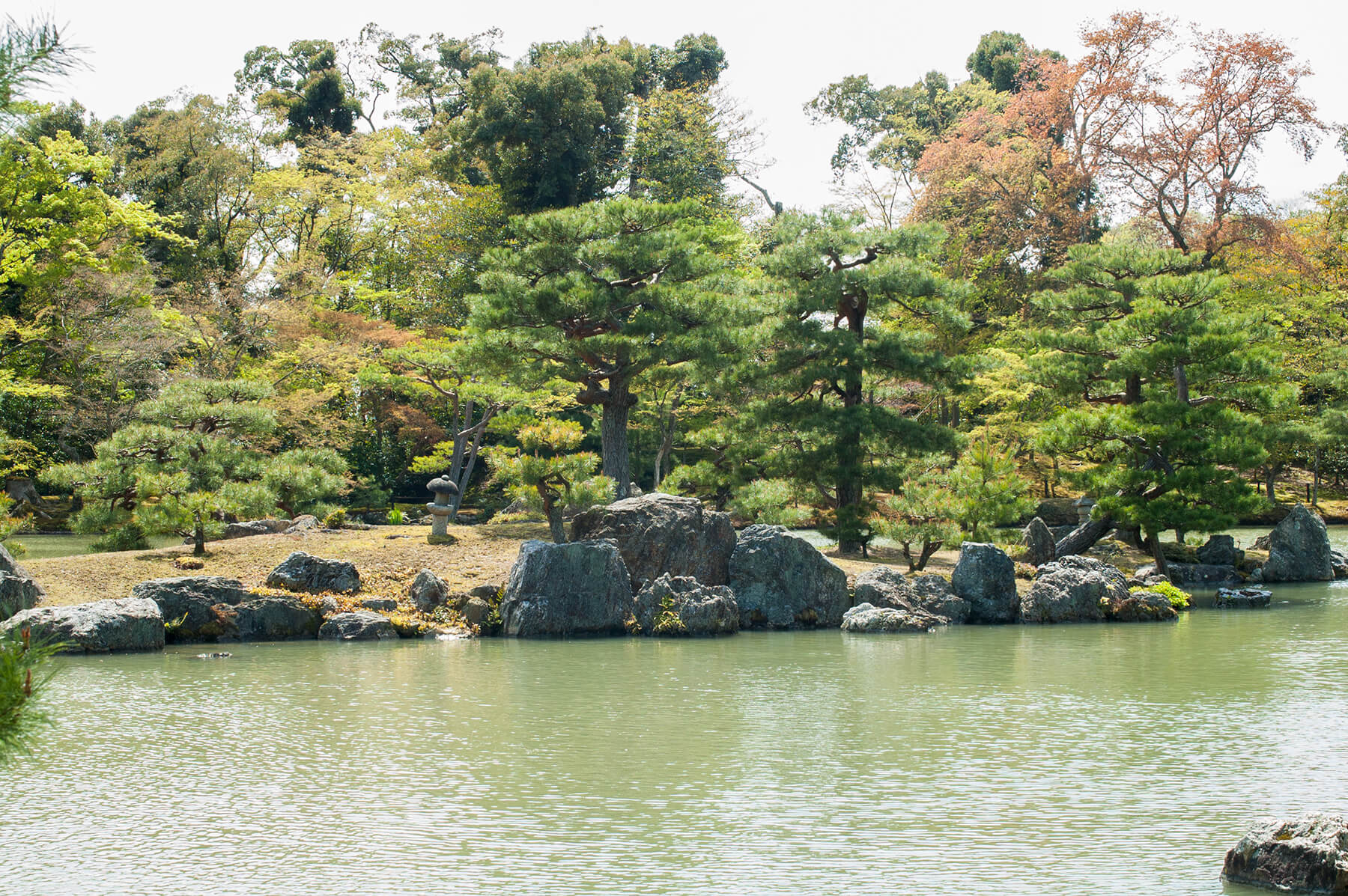 
          京都「鹿園寺（金閣寺）」の庭園写真2
      
