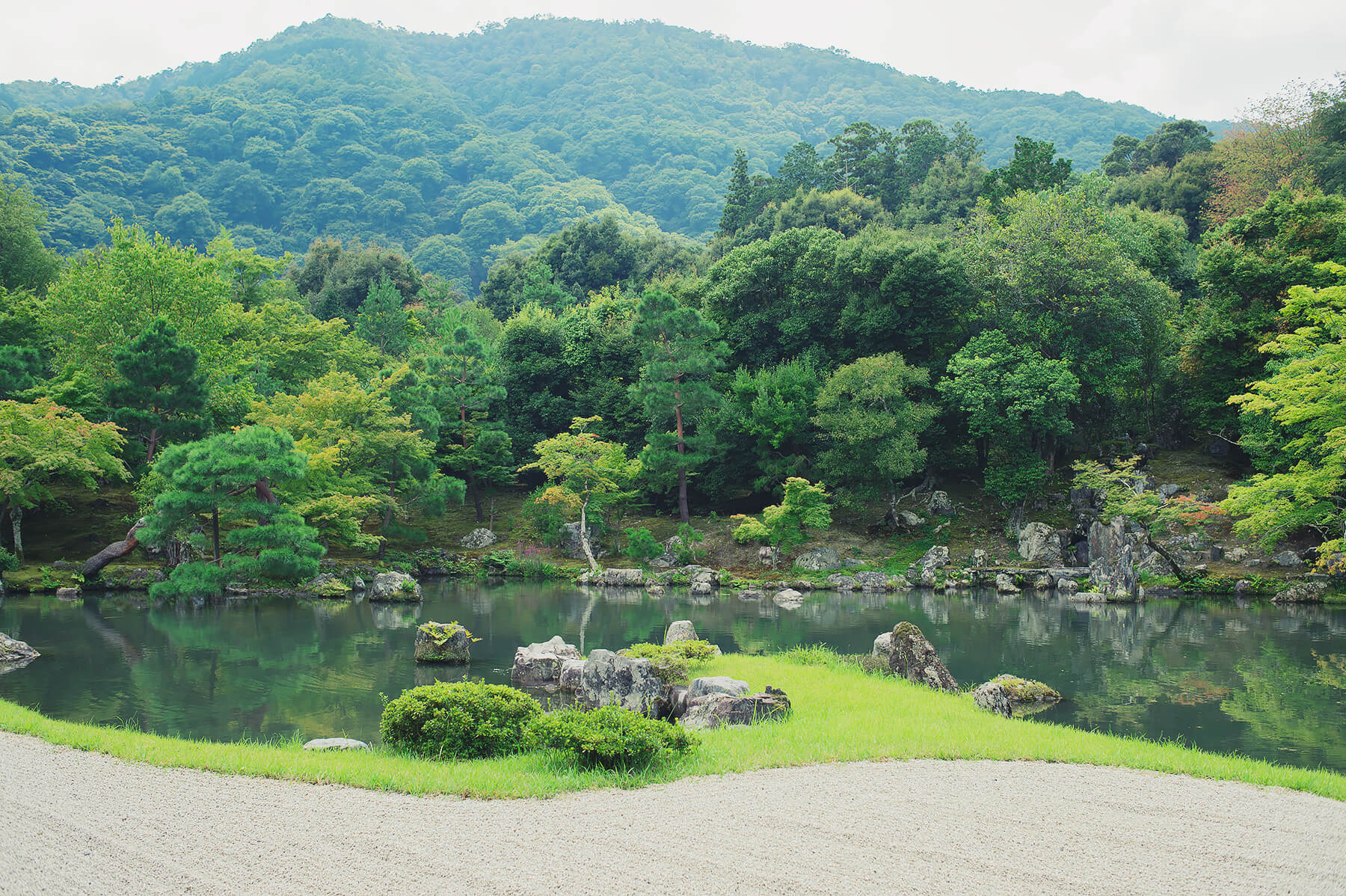 
          京都「天龍寺」の庭園写真1
      