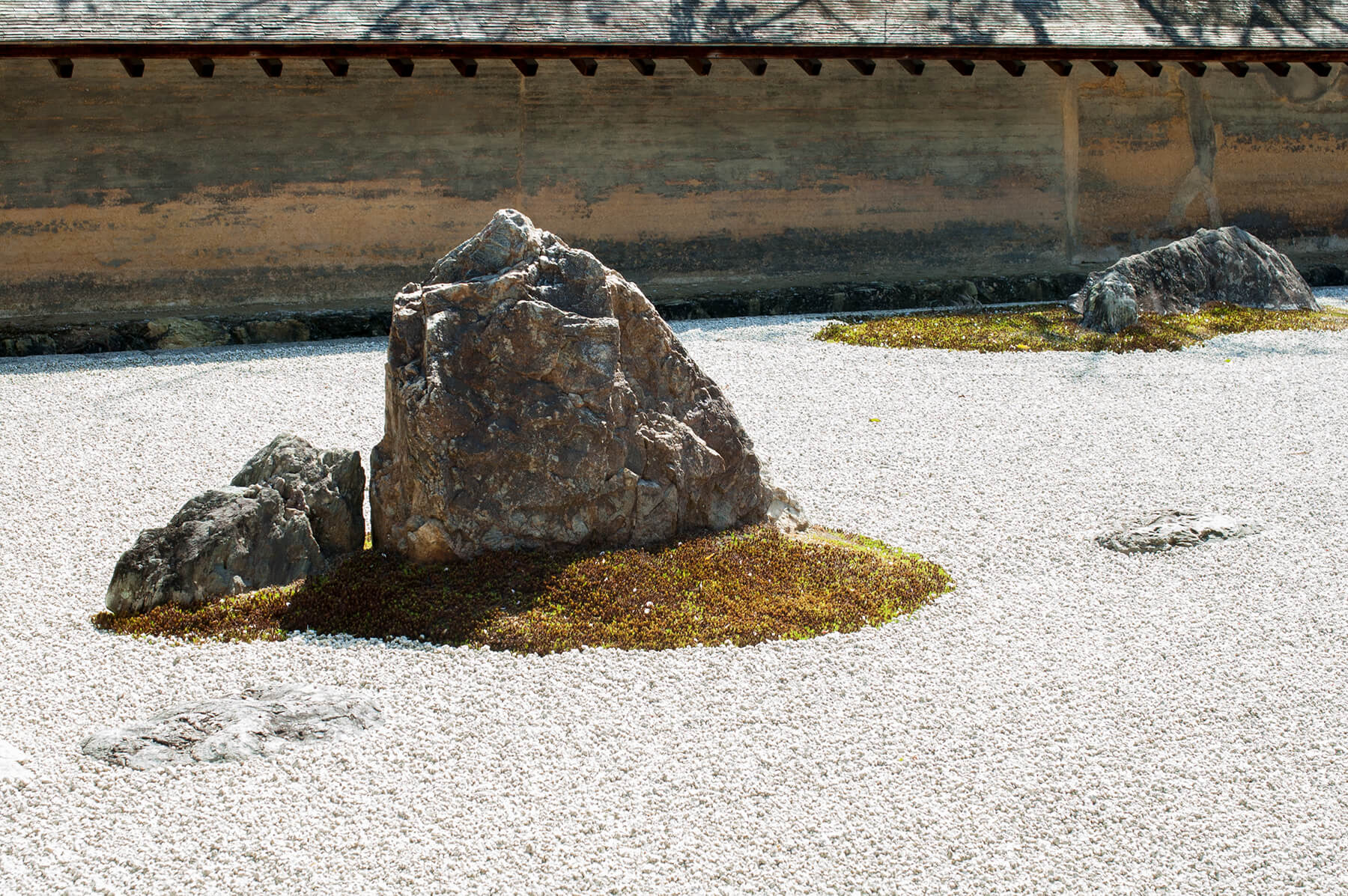 
          京都「龍安寺」の庭園写真2
      
