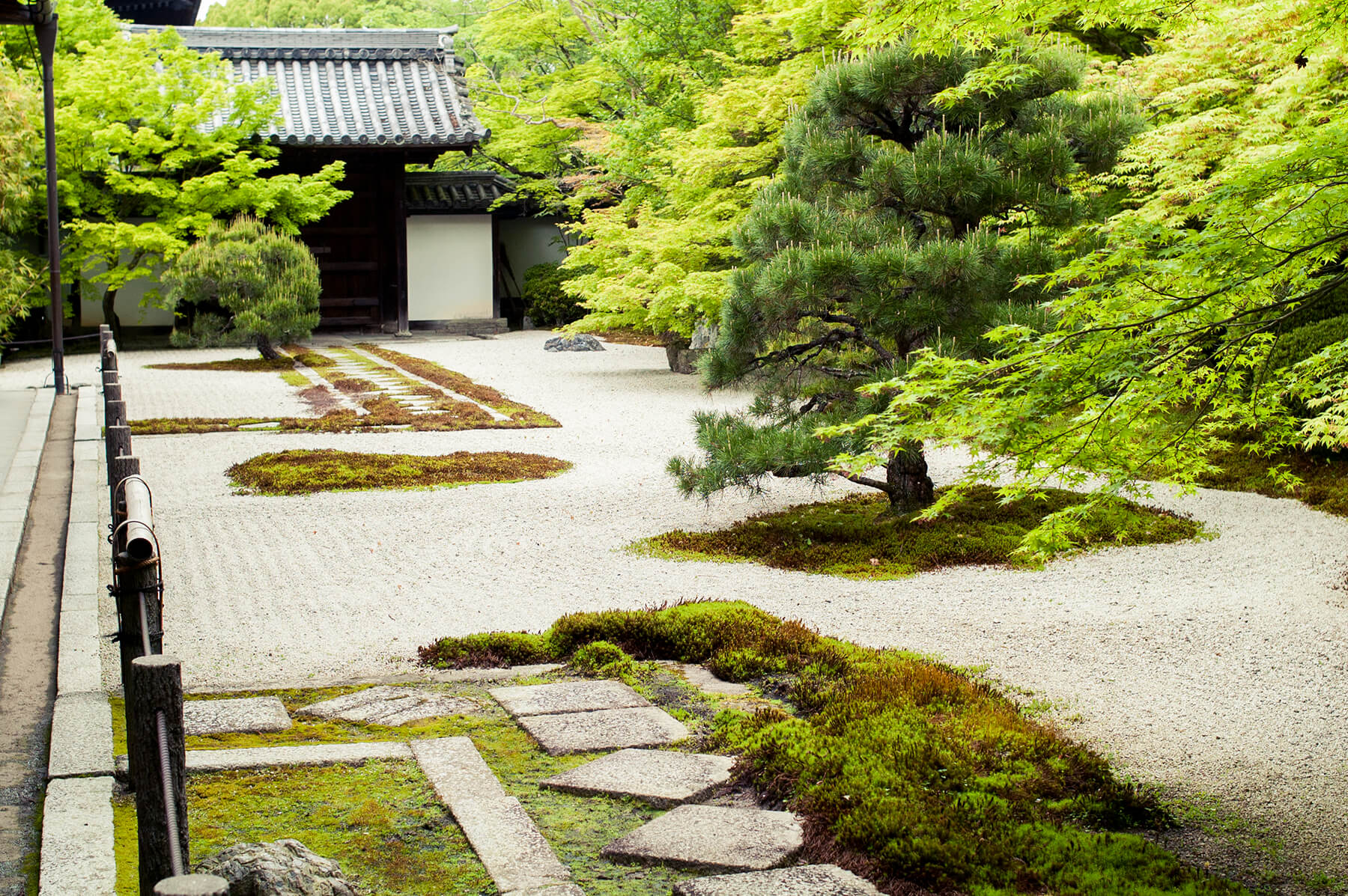 
          京都「南禅寺天授庵」の庭園写真2
      